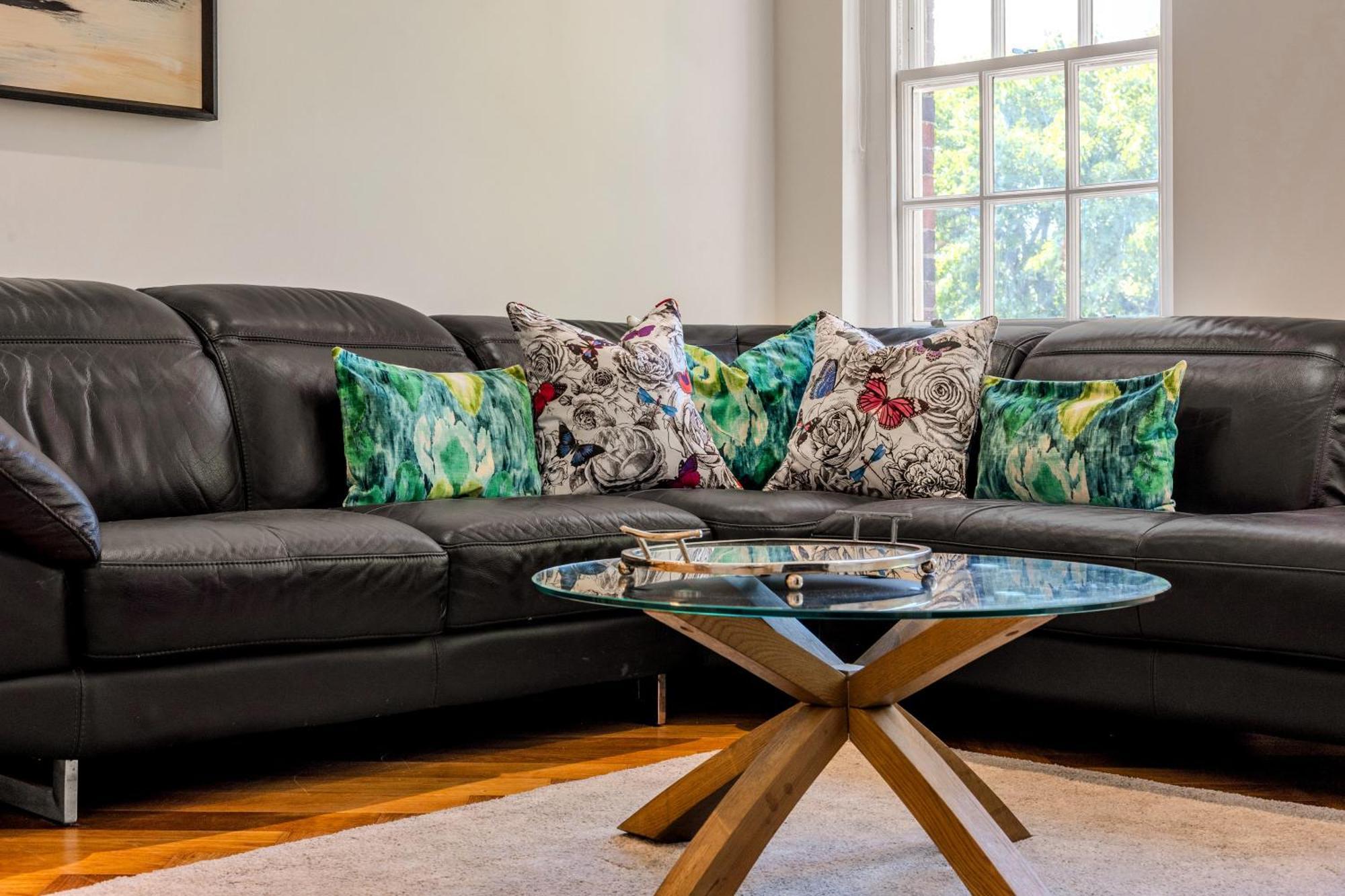 Chic Chelsea 2br Flat With Balcony By Kings Road