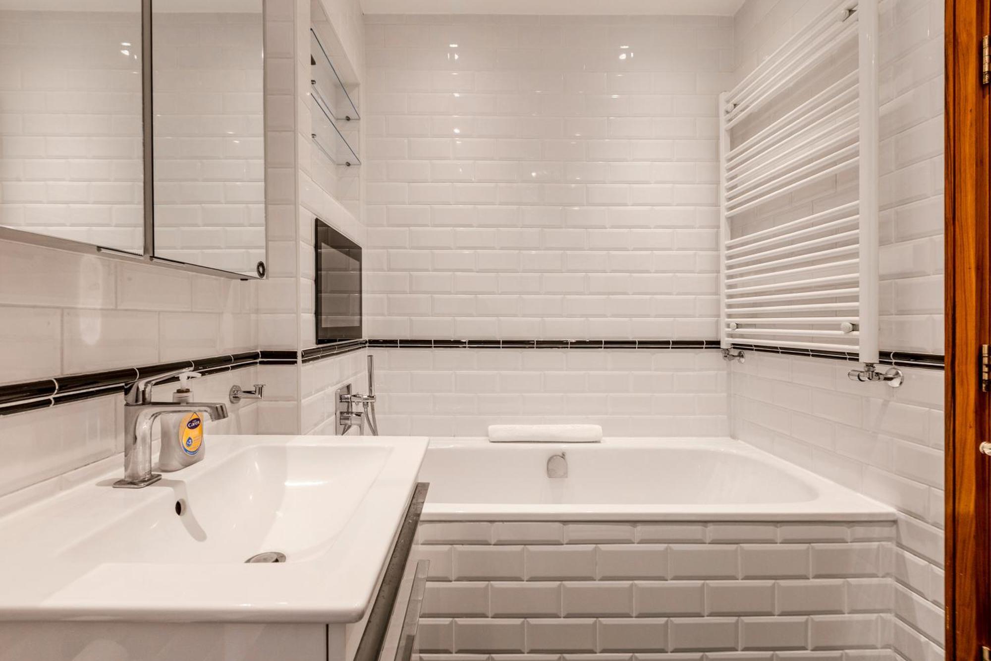 Chic Chelsea 2br Flat With Balcony By Kings Road Londres