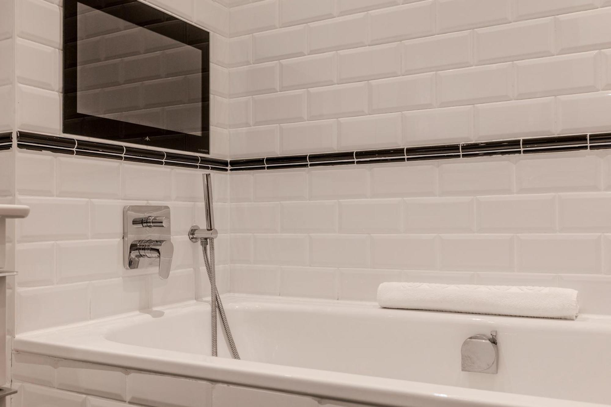 Chic Chelsea 2br Flat With Balcony By Kings Road Londres